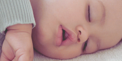 Câte ore ar trebui să doarmă un bebeluș, în funcție de vârstă?